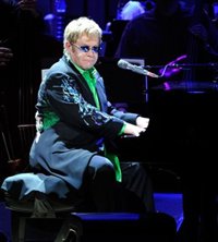 Sir Elton John pasa de Glee