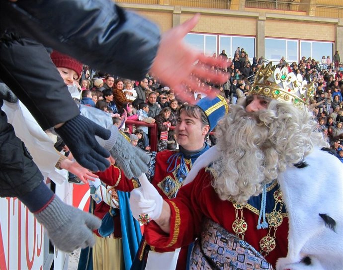 El Rey Mago Melchor Saluda A Los Niños Reyes Magos Navidad