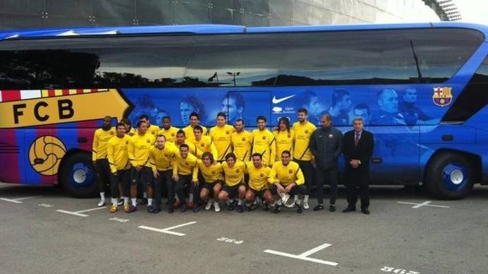 La Primera Plantilla Del FC Barcelona Con El Nuevo Autocar