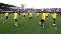 Fútbol.- El FC Barcelona se da un baño de masas en un Miniestadi lleno
