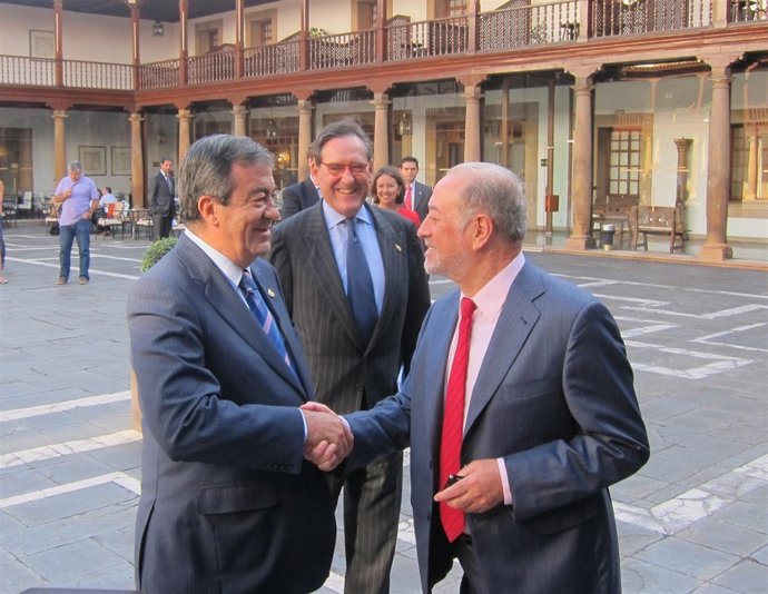 Cascos Y Gabino De Lorenzo Se Saludan En Oviedo.