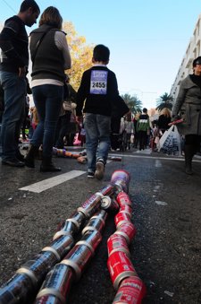 Arrastre De Latas En Algeciras (Cádiz) El Día De Reyes