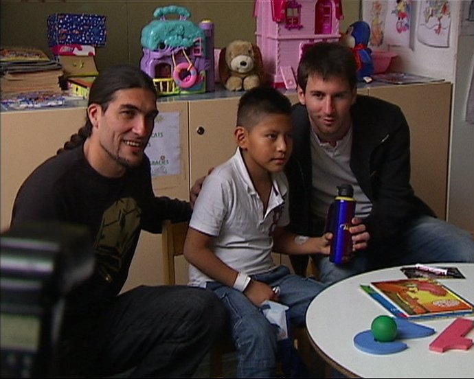 Messi Y Pinto Con Los Niños Del Hospital Del Mar