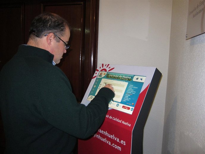 Una De Las Pantallas Táctiles Con Información Turística En La Cámara De Comercio