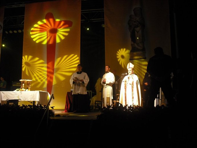 El Obispo De Santander En La Vigilia De Oración Con El Lignum Crucis 
