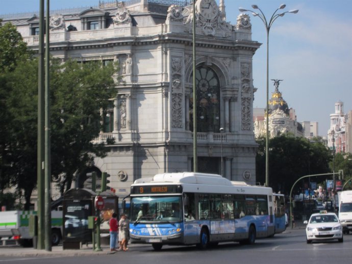 Autobús De La EMT De Madrid En La Plaza De Cibeles