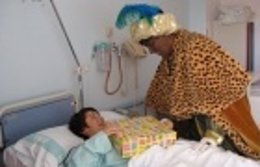 El Rey Baltasar Saluda A Un Niño Del Hospital Infantil De Zaragoza.
