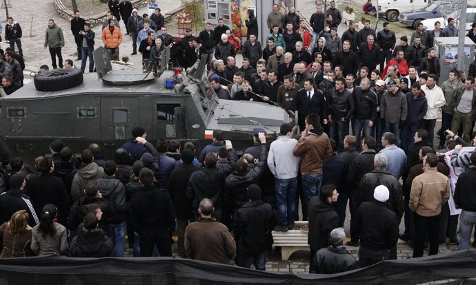 Albanokosovares Lanzan Piedras Contra El Convoy Del Presidente Serbio