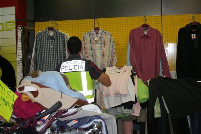 Ropa Falsificada Incautada Por La Policía En Alicante. 