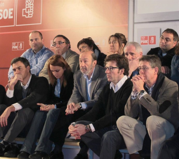 Rubalcaba Junto A Otros Miembros De La Plataforma