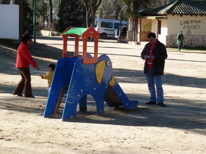 Parque infantil, niños, padres