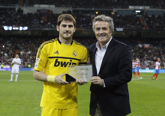 Iker Casillas Recibe El Premio Sanitas De Manos De Iñaki Ereño, Consejero Delega