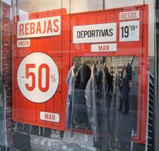 Escaparáte Con Prendas En Rebajas