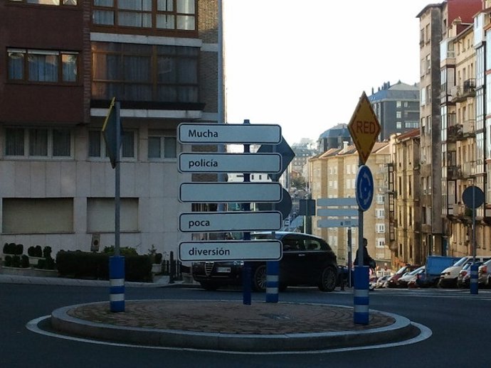 Cartel 'Mucha Policía Poca Diversión'      