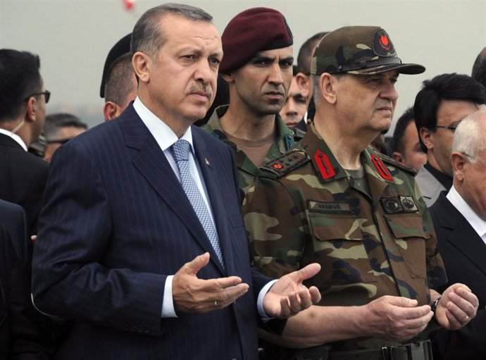 Erdogan Junto Con El Ex Jefe Del Estado Mayor Del Ejército Turco, Ilker Basbug 