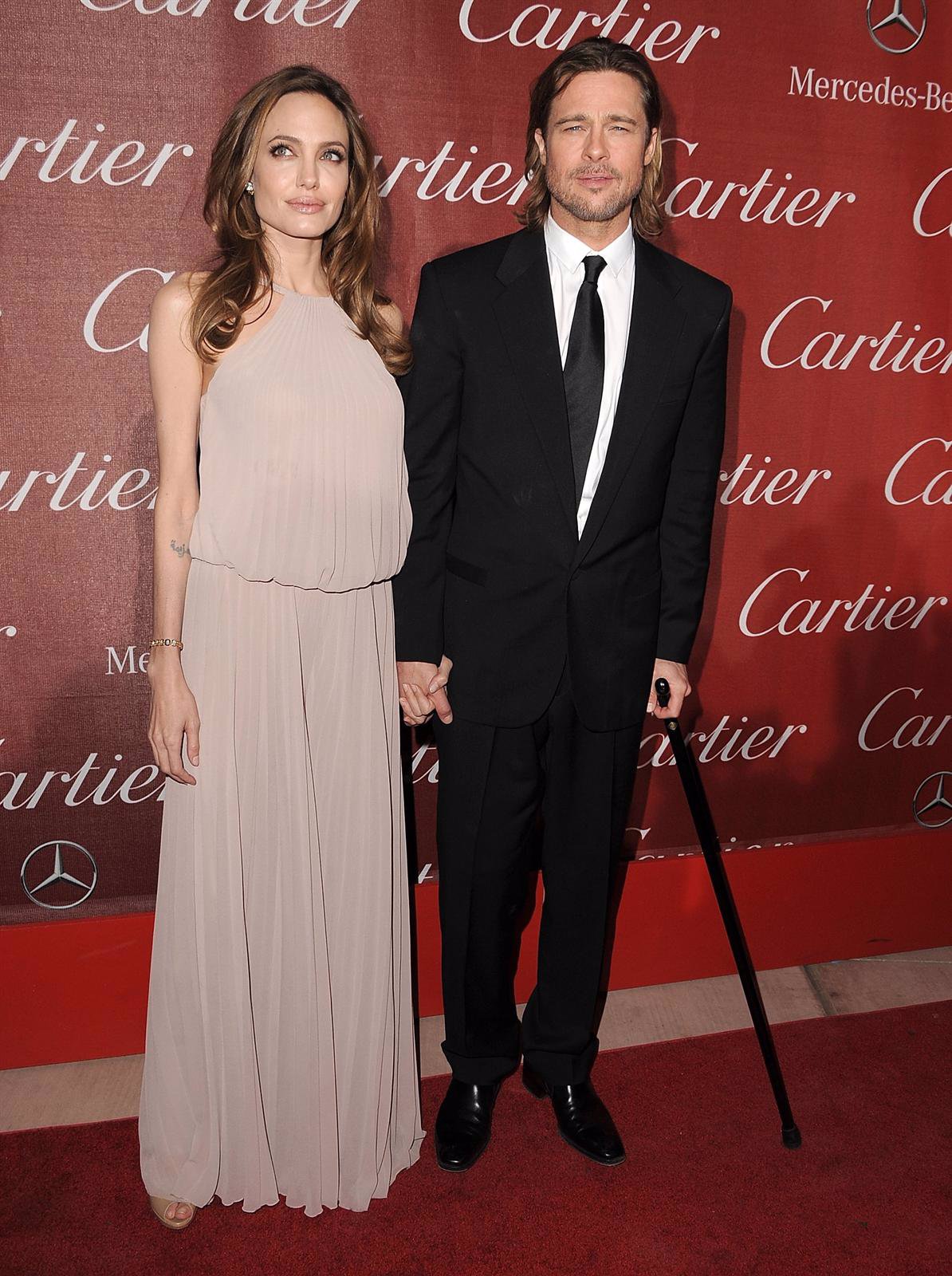 Angelina Jolie Y Brad Pitt, Con Bastón 