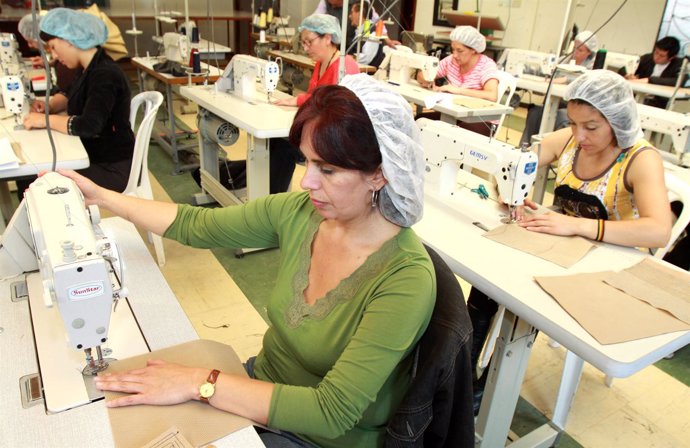 mujeres con máquina de coser