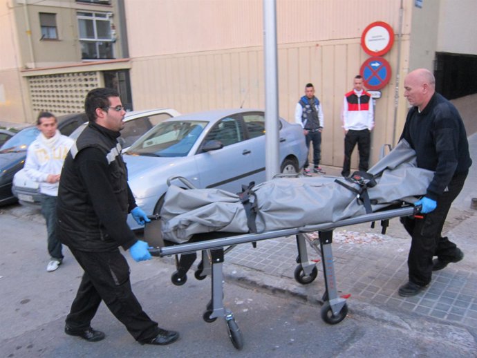Levantamiento Del Cadáver De La Mujer En Nou Barris