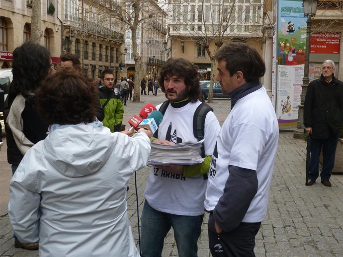 Representantes De 'Fracking Ez Araba' En Vitoria