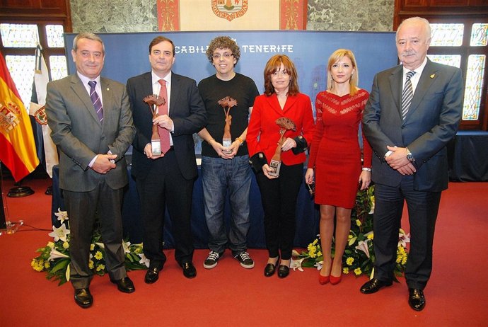 Foto De Familia De Premiados Y Autoridades