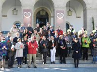 Representantes institucionales guardan un minuto de silencio en Cáceres por la última víctima de la violencia de género