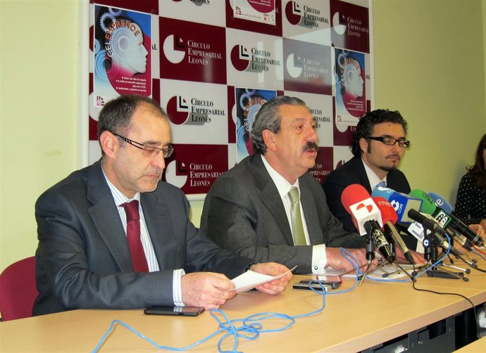 Floréz (C) Junto A Otros Miembros Del CEL