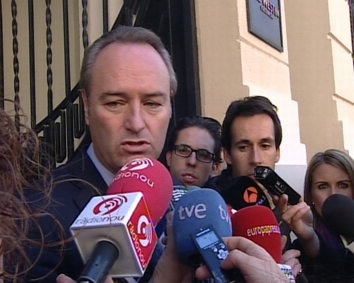 Alberto Fabra Atiende A Los Periodistas Antes De La Conferencia De Rato.