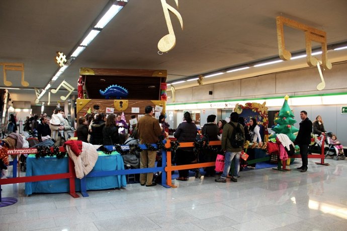Viajeros Participan En Actividades Infantiles En Una De Las Estaciones Del Metro