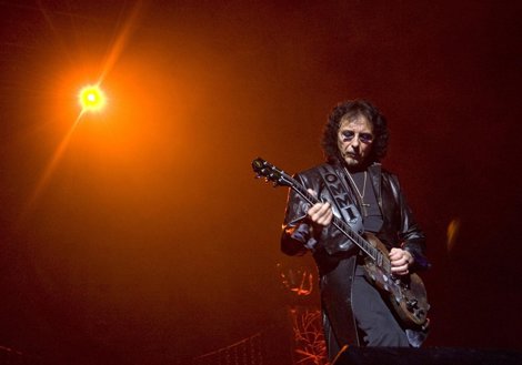 Tony Iommi, Guitarrista De Black Sabbath Durante Un Concierto