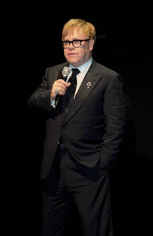 Elton John Con Un Micrófono