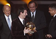 Messi Con El Balón De Oro Junto A Blatter, Platini Y Ronaldo