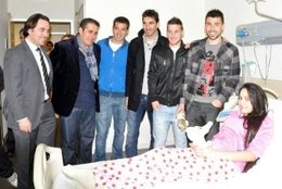 Jugadores Del Rayo Felicitan La Navidad A Los Ingresados En El Infanta Leonor
