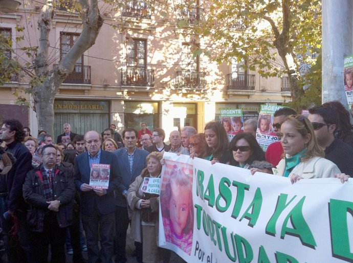 Nieto Y Rodríguez, En Una Manifestación Por Ruth Y José (2)