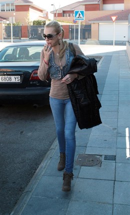 Belén Esteban Caminando Por La Calle Con Gafas De Sol Y Fumando Un Cigarro 