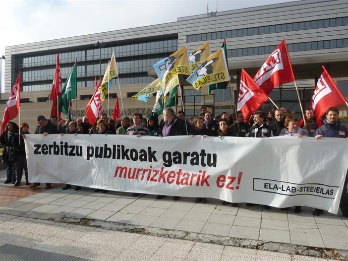 Concentración De ELA, LAB Y STEE-EILAS Frente Al Gobierno Vasco