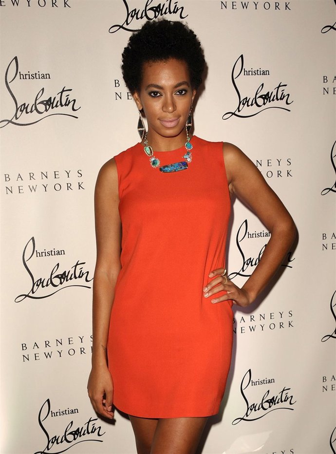 Posado De Solange Knowles, Hermana De Beyoncé, Con Vestido Naranja 