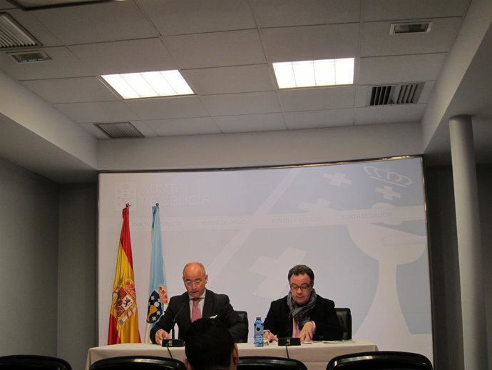 El Secretario Xeral Da Emigración, Santiago Camba, A La Izquierda