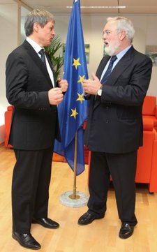 Arias Cañete Con El Comisario Dacian Ciolos