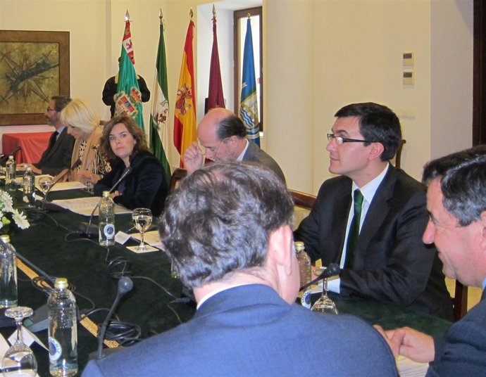 Soraya Sáenz De Santamaría Preside La Comisión Nacional Del Doce