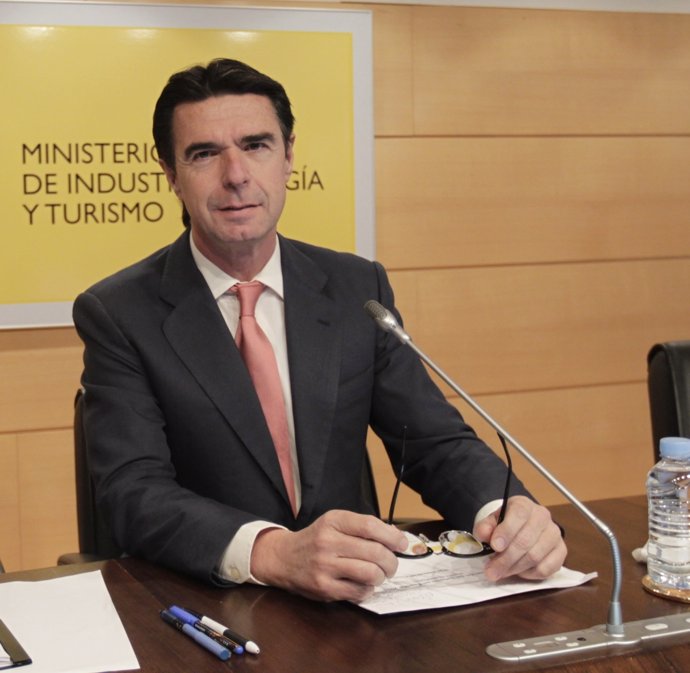 Ministro De Industria, Energía Y Turismo, José Manuel Soria, E Isabel Borrego