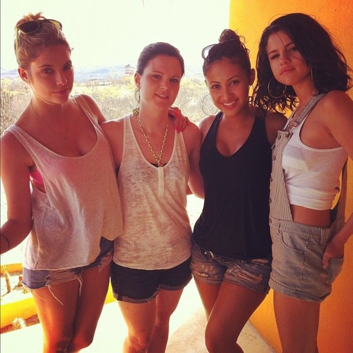 Selena Gomez Y Unas Amigas