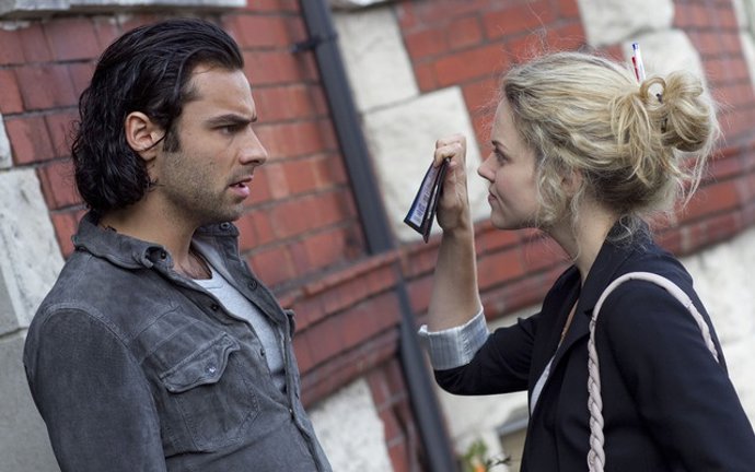 La Actriz Erin Richards  En La Serie 'Casi Humanos'