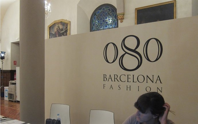 El Stand Del 080, En La Entrada De La Capilla