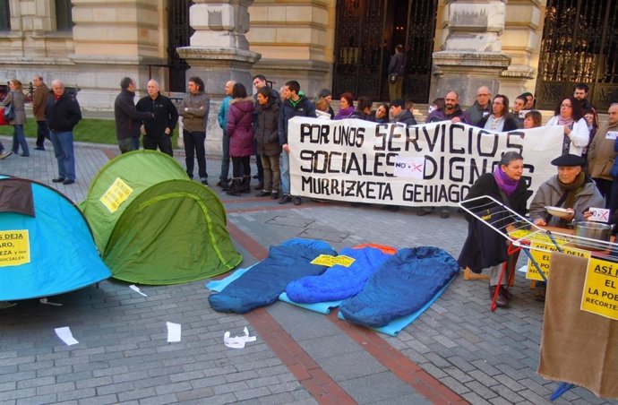 Concentración De Colectivos Sociales Ante Diputación De Bizkaia