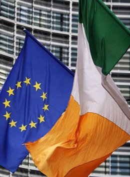Recurso de bandera irlandesa junto a la de la UE