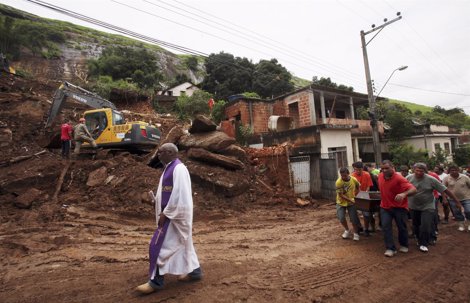 Deslizamiento De Tierra Cerca De Rio De Janeiro Tras Las Fuertes Lluvias