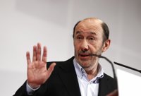 Rubalcaba acusa a Rajoy de "engañar" sobre el conocimiento que tenía del déficit
