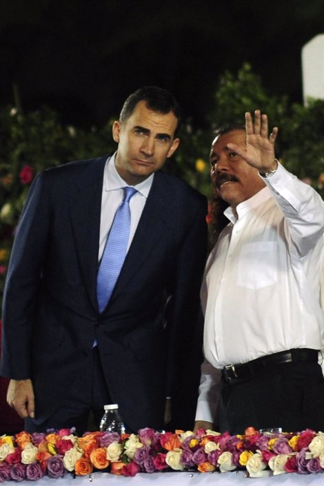 El Príncipe Felipe Y Daniel Ortega, En La Toma De La Posesión