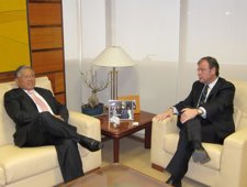 El Viceministro De Transportes De Perú, Alejandro Chiang, Y Antonio Silván