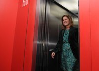 Botella cree que "ya empieza a ser anecdótico lo de ser la primera mujer" alcaldesa de Madrid y dice que es un "reto"